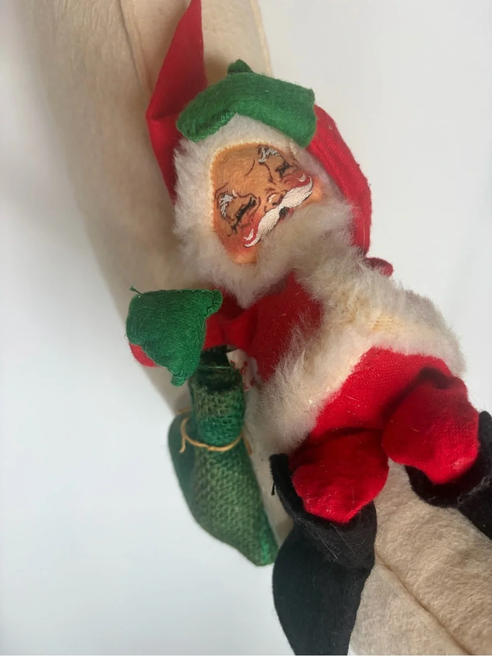 Annalee Cream Crescent Moon Wreath with Red and Green Santa 1981